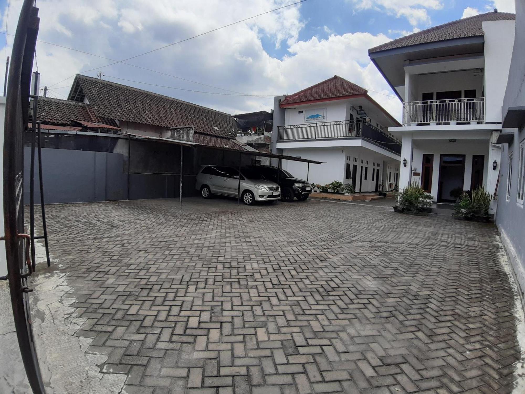 Oyo 2826 Panderman Residence Blitar Экстерьер фото