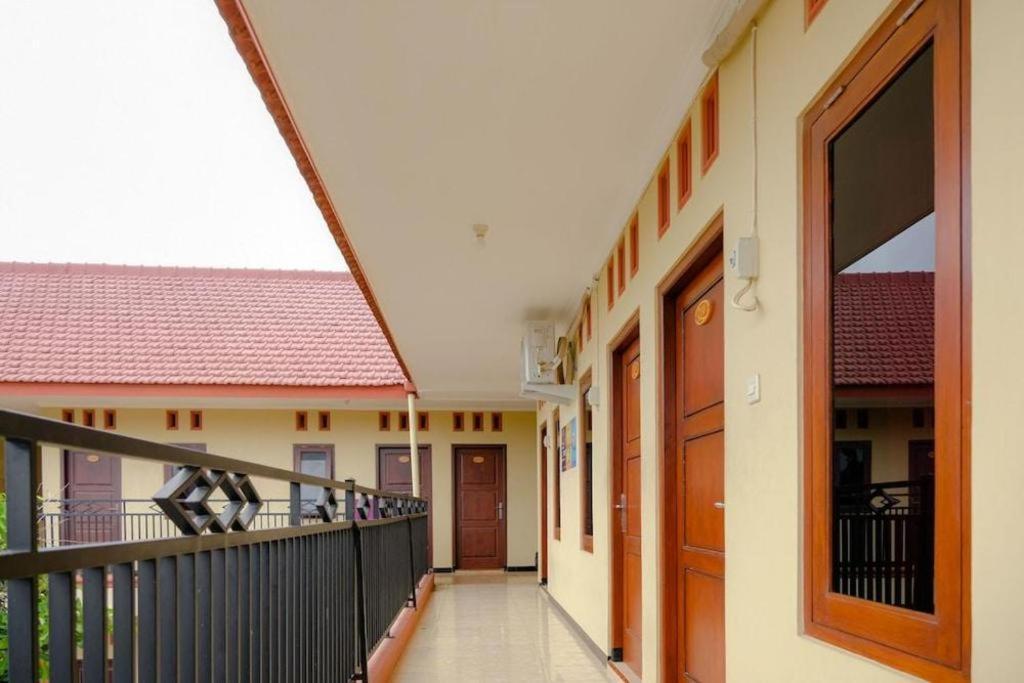 Oyo 2826 Panderman Residence Blitar Экстерьер фото